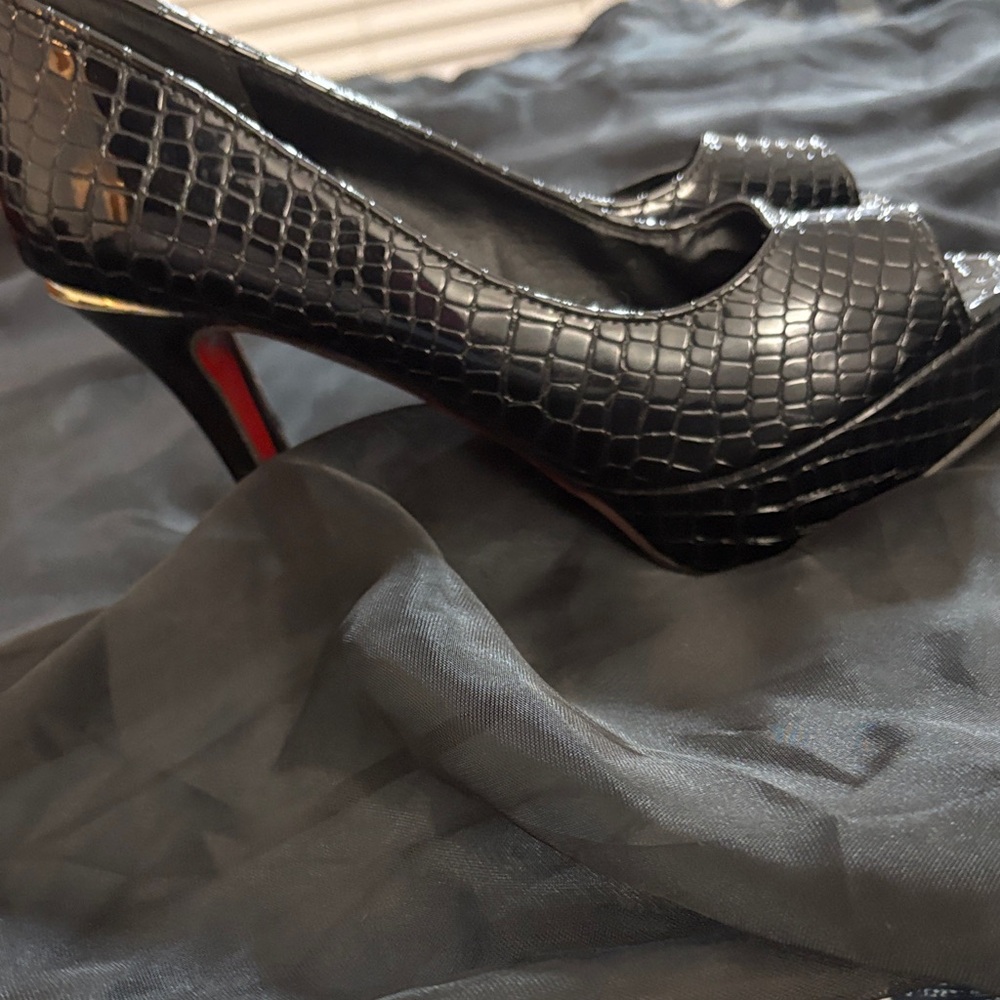 Chic Black Textured Heels